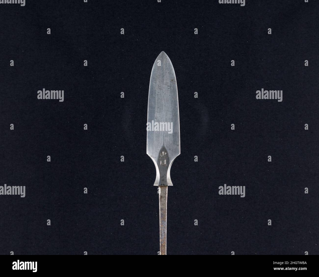 Arrowhead (Yanone) Japanisch des 18th. Jahrhunderts Obwohl japanische Krieger heute am meisten für ihre Schwertkunst bekannt sind, ist Bogenschießen, vor allem vom Pferderücken aus, seit Jahrhunderten ein wesentlicher Bestandteil der Samurai-Kriegsführung und -Kultur. Pfeile wurden mit unterschiedlich geformten Köpfen versehen, je nach ihrem Verwendungszweck im Krieg, bei der Jagd oder bei der Zielübung. Pfeilspitzen, die für den Einsatz auf dem Schlachtfeld entwickelt wurden, enthalten verschiedene Designs, die für spezielle Zwecke wie das Durchstechen von Rüstungen oder maximale Schäden an Pferden und unbewaffneten Mitarbeitern vorgesehen sind.große Pfeilspitzen, durchbohrt und aufwendig mit la gemeißelt Stockfoto