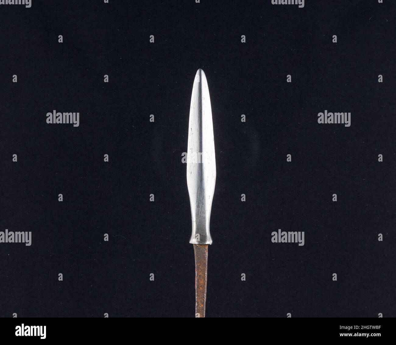 Arrowhead (Yanone) Japanisch des 18th. Jahrhunderts Obwohl japanische Krieger heute am meisten für ihre Schwertkunst bekannt sind, ist Bogenschießen, vor allem vom Pferderücken aus, seit Jahrhunderten ein wesentlicher Bestandteil der Samurai-Kriegsführung und -Kultur. Pfeile wurden mit unterschiedlich geformten Köpfen versehen, je nach ihrem Verwendungszweck im Krieg, bei der Jagd oder bei der Zielübung. Pfeilspitzen, die für den Einsatz auf dem Schlachtfeld entwickelt wurden, enthalten verschiedene Designs, die für spezielle Zwecke wie das Durchstechen von Rüstungen oder maximale Schäden an Pferden und unbewaffneten Mitarbeitern vorgesehen sind.große Pfeilspitzen, durchbohrt und aufwendig mit la gemeißelt Stockfoto