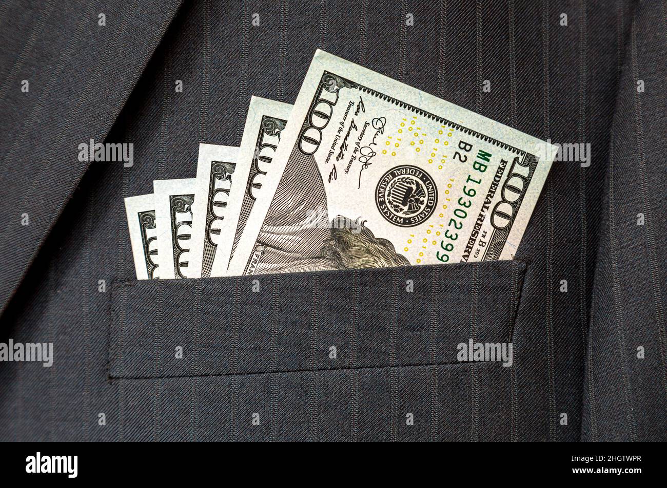 Amerikanische Dollar-Banknoten in der Tasche für Geschäftsleute. Geld in der Tasche des Business-Anzugs Stockfoto
