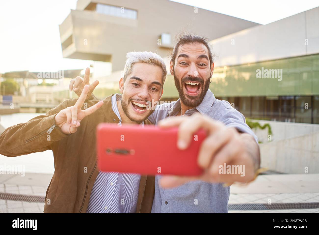 Glücklich schwulen Paar unter lächelndes Selfie mit Smartphone. Homosexuelle Menschen haben Spaß zusammen. Stockfoto
