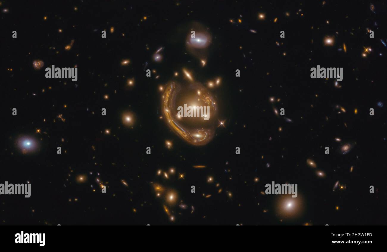 ESA/Hubble Dieses Bild, aufgenommen mit dem NASA/ESA Hubble Weltraumteleskop, zeigt GAL-CLUS-022058s. Stockfoto