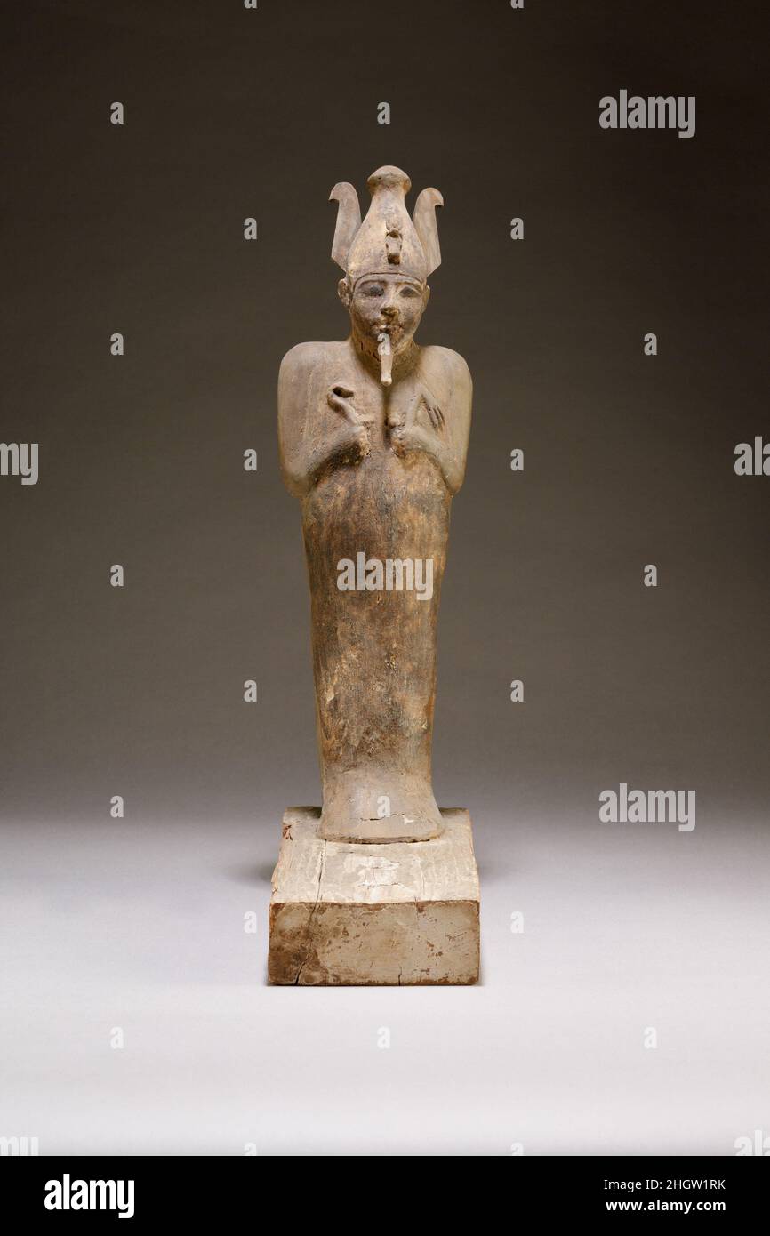 Ossoshen-Figur für Gautsoshen ca. 1000–945 v. Chr. Dritte mittlere Periode Diese Figur wurde aus Sykomore-Feigen Holz geschnitzt und dann in eine Basis aus Nadelholz eingesetzt. Eine zylinderförmige Kammer wurde geschaffen, indem man horizontal über die Mitte des Rückens sägte und dann vertikal von den Füßen bis zum Querschnitt, wobei jedes Teil ausgehöhlt wurde. Die Gesichtszüge sind relativ gut geschnitzt, und besondere Aufmerksamkeit wurde der krone gottes geschenkt – die beiden Seitenfedern (die Straußenfedern darstellen) wurden aus getrennten Holzstücken gefertigt, und der Uraeus (aufzuchtende Kobra auf der Stirn) wurde mit einem h gekrönt Stockfoto