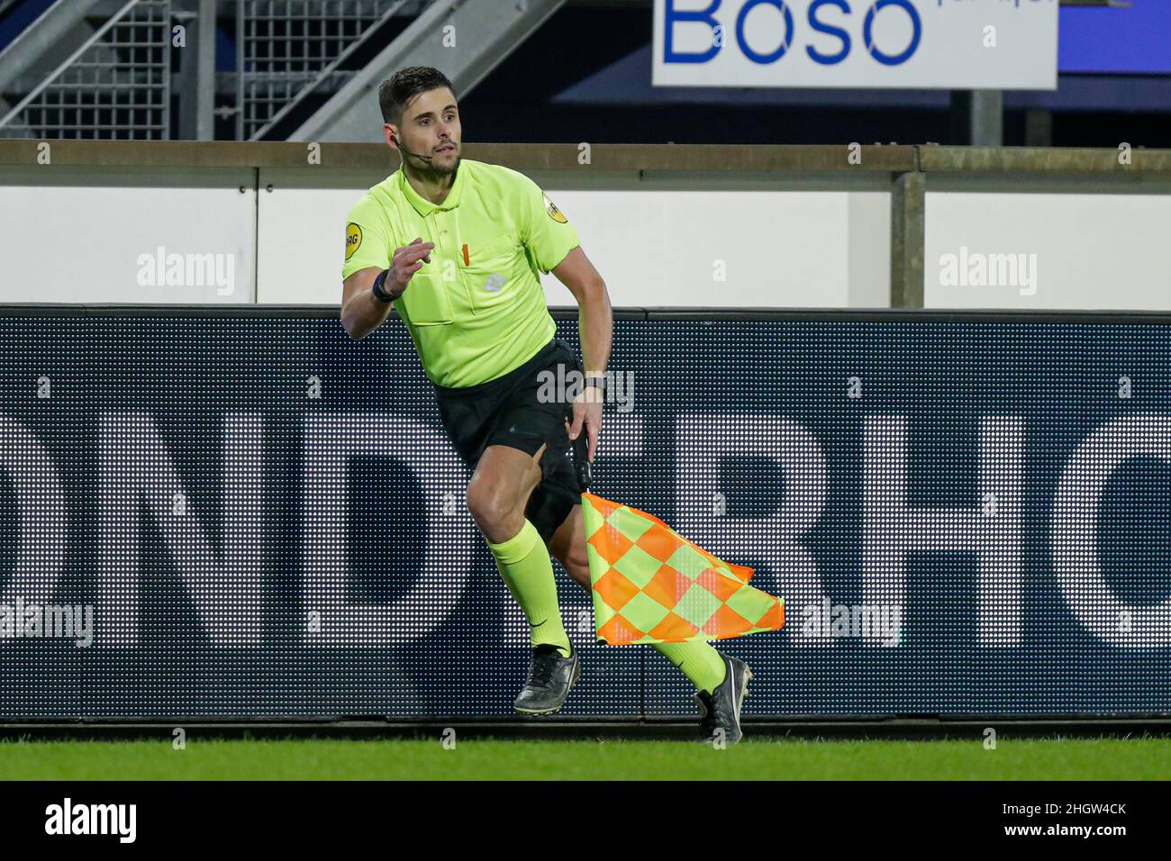 HEERENVEEN, NIEDERLANDE - 22. JANUAR: Assistenzreferent Martijn Beijer während des niederländischen Eredivisie-Spiels zwischen SC Heerenveen und PEC Zwolle am 22. Januar 2022 im Abe Lenstra Stadion in Heerenveen, Niederlande (Foto: Peter Lous/Orange Picles) Stockfoto