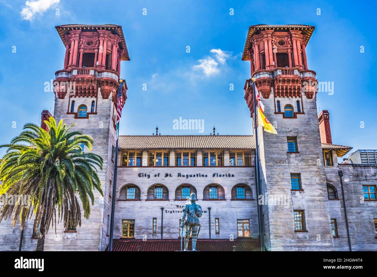 Red White Town Hall St. Augustine Florida. Ursprünglich gründete das Alcazar Hotel 1888 Aviles Statue Founder of St. Augustine. Statue Replik von 1500s Statu Stockfoto