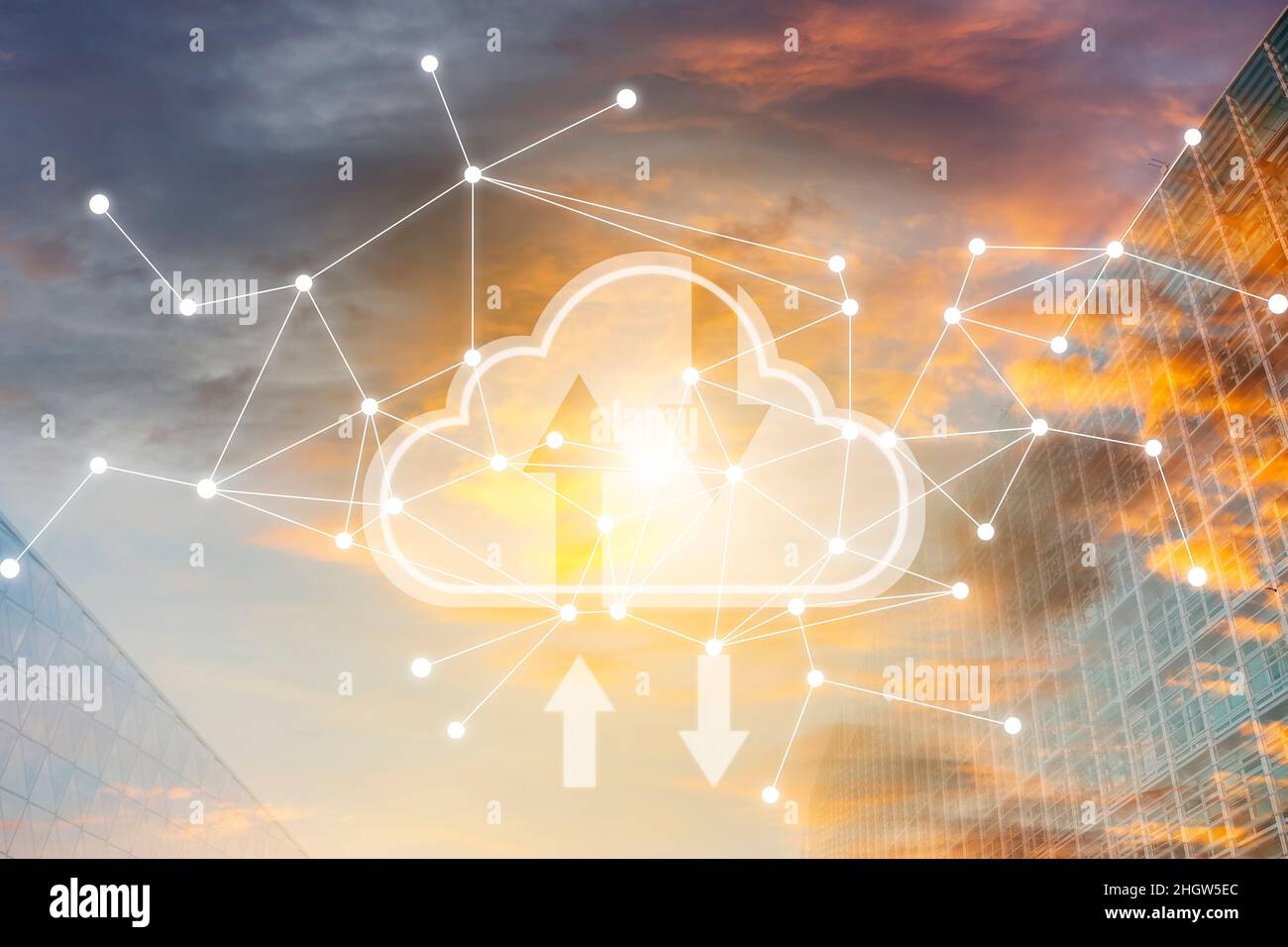 Konzepte der Datenspeichertechnologie. Clouds und Cloud-Symbole, die derzeit Daten herunterladen und hochladen, Netzwerke und digitale Medien, Share global und t Stockfoto