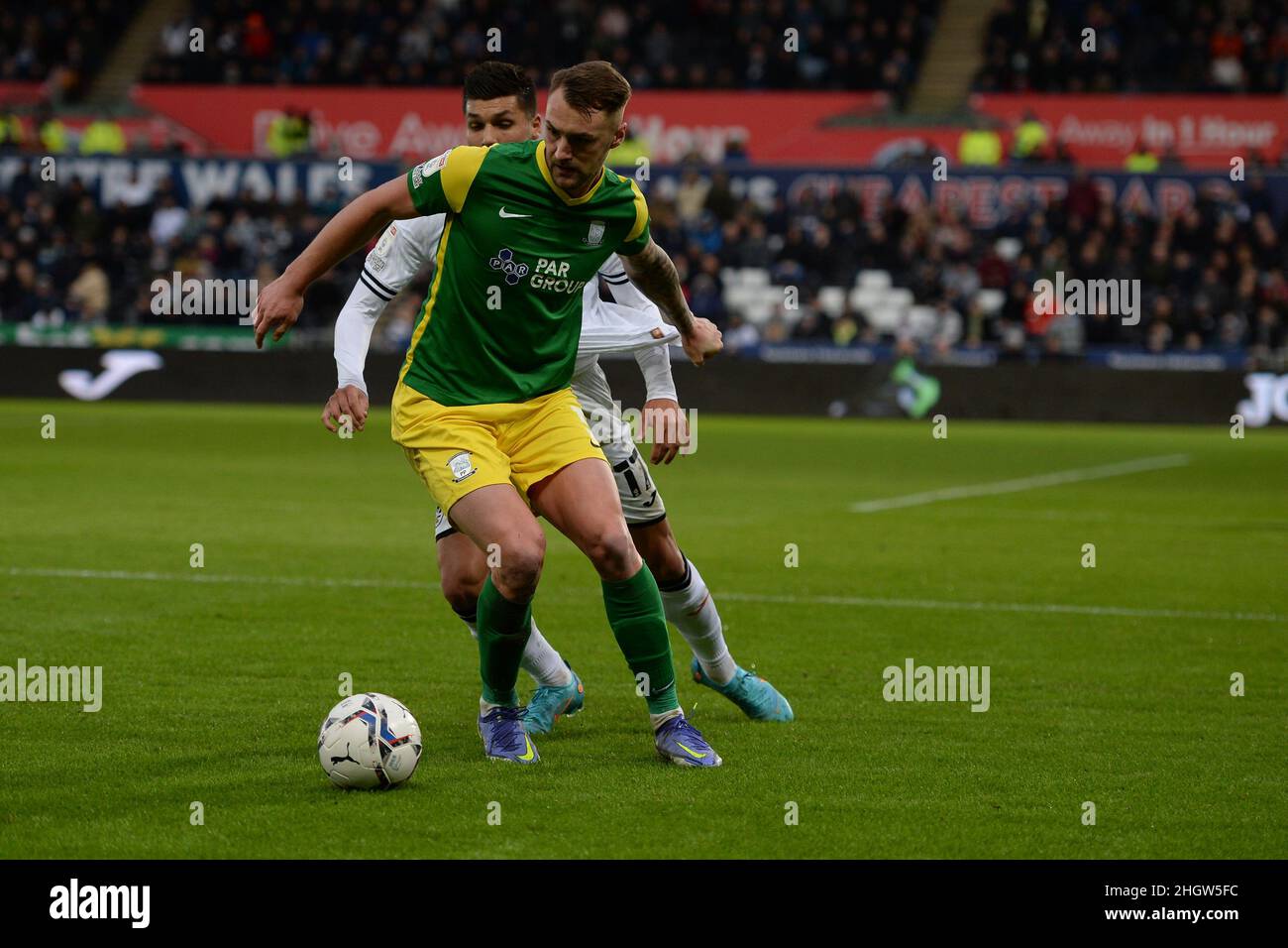 SWANSEA, GROSSBRITANNIEN. JAN 22nd Patrick Bauer von Preston North End hält sich während des Sky Bet Championship-Spiels zwischen Swansea City und Preston North End am Samstag, dem 22nd. Januar 2022, im Liberty Stadium in Swansea in den Besitz des Balls. (Kredit: Jeff Thomas | MI Nachrichten) Kredit: MI Nachrichten & Sport /Alamy Live Nachrichten Stockfoto
