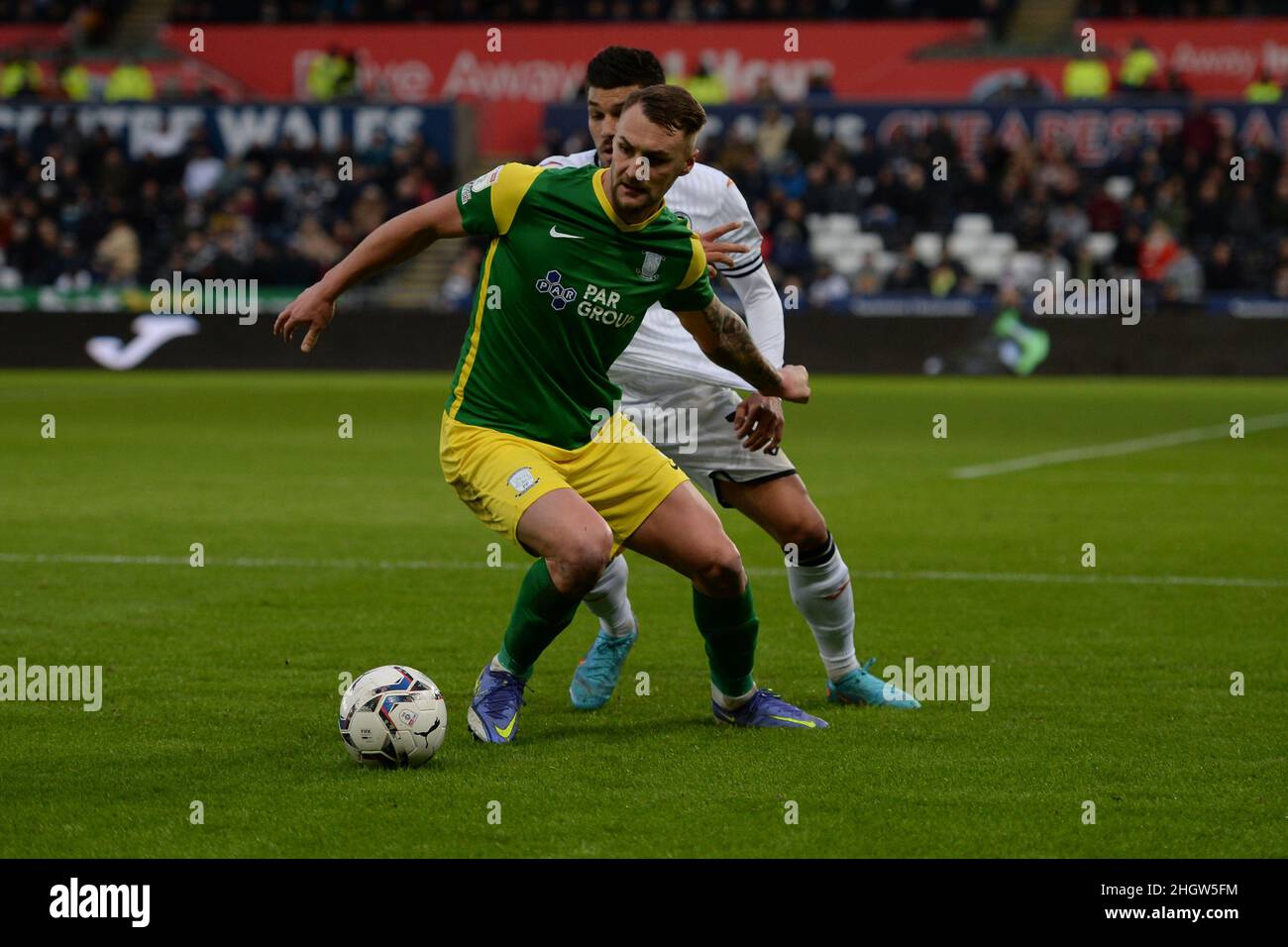 SWANSEA, GROSSBRITANNIEN. JAN 22nd Patrick Bauer von Preston North End hält sich während des Sky Bet Championship-Spiels zwischen Swansea City und Preston North End am Samstag, dem 22nd. Januar 2022, im Liberty Stadium in Swansea in den Besitz des Balls. (Kredit: Jeff Thomas | MI Nachrichten) Kredit: MI Nachrichten & Sport /Alamy Live Nachrichten Stockfoto