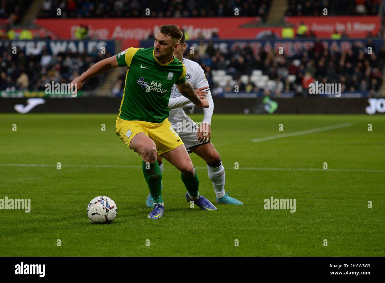 SWANSEA, GROSSBRITANNIEN. JAN 22nd Patrick Bauer von Preston North End hält sich während des Sky Bet Championship-Spiels zwischen Swansea City und Preston North End am Samstag, dem 22nd. Januar 2022, im Liberty Stadium in Swansea in den Besitz des Balls. (Kredit: Jeff Thomas | MI Nachrichten) Kredit: MI Nachrichten & Sport /Alamy Live Nachrichten Stockfoto