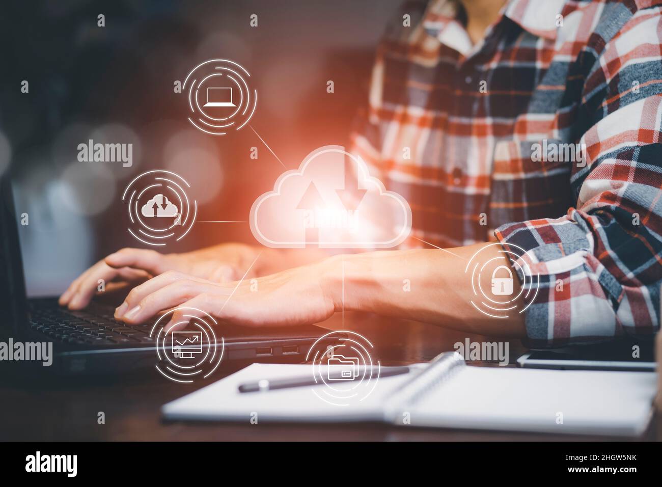 Geschäftsmann verwenden Laptop mit Cloud-Computing-Diagramm auf dem schwarzen Hintergrund, Cloud-Computing ist System für die gemeinsame Nutzung Download, Cloud-Technologie. Daten st Stockfoto