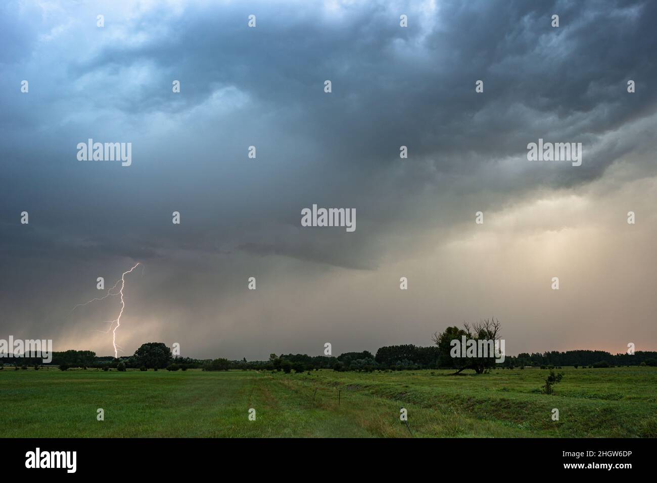 Blitze treffen auf die Ebenen ein Stockfoto