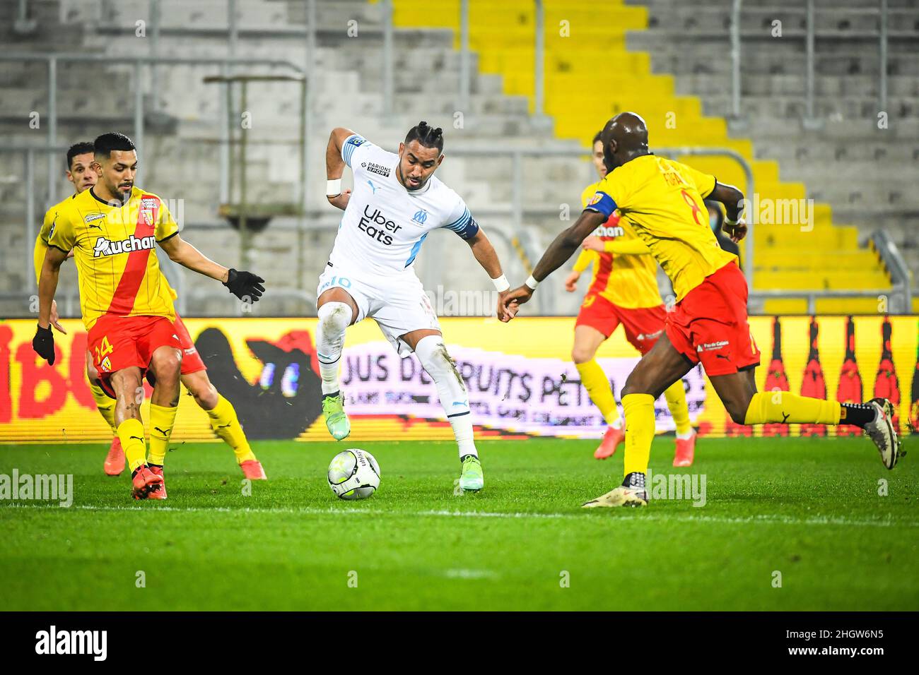 Facundo Axel MEDINA von Lens und Dimitri PAYET von Marseille während des Fußballspiels der französischen Ligue 1 zwischen RC Lens und Olympique de Marseille am 22. Januar 2022 im Bollaert-Delelis-Stadion in Lens, Frankreich - Foto Matthieu Mirville / DPPI Stockfoto