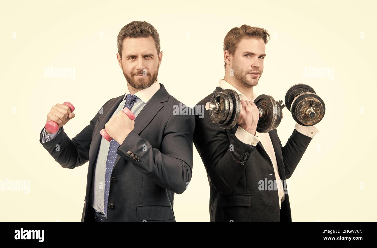 Starke und schwache Geschäftsleute machen Hanteltraining mit Handgewichten, Business-Wettbewerb Stockfoto