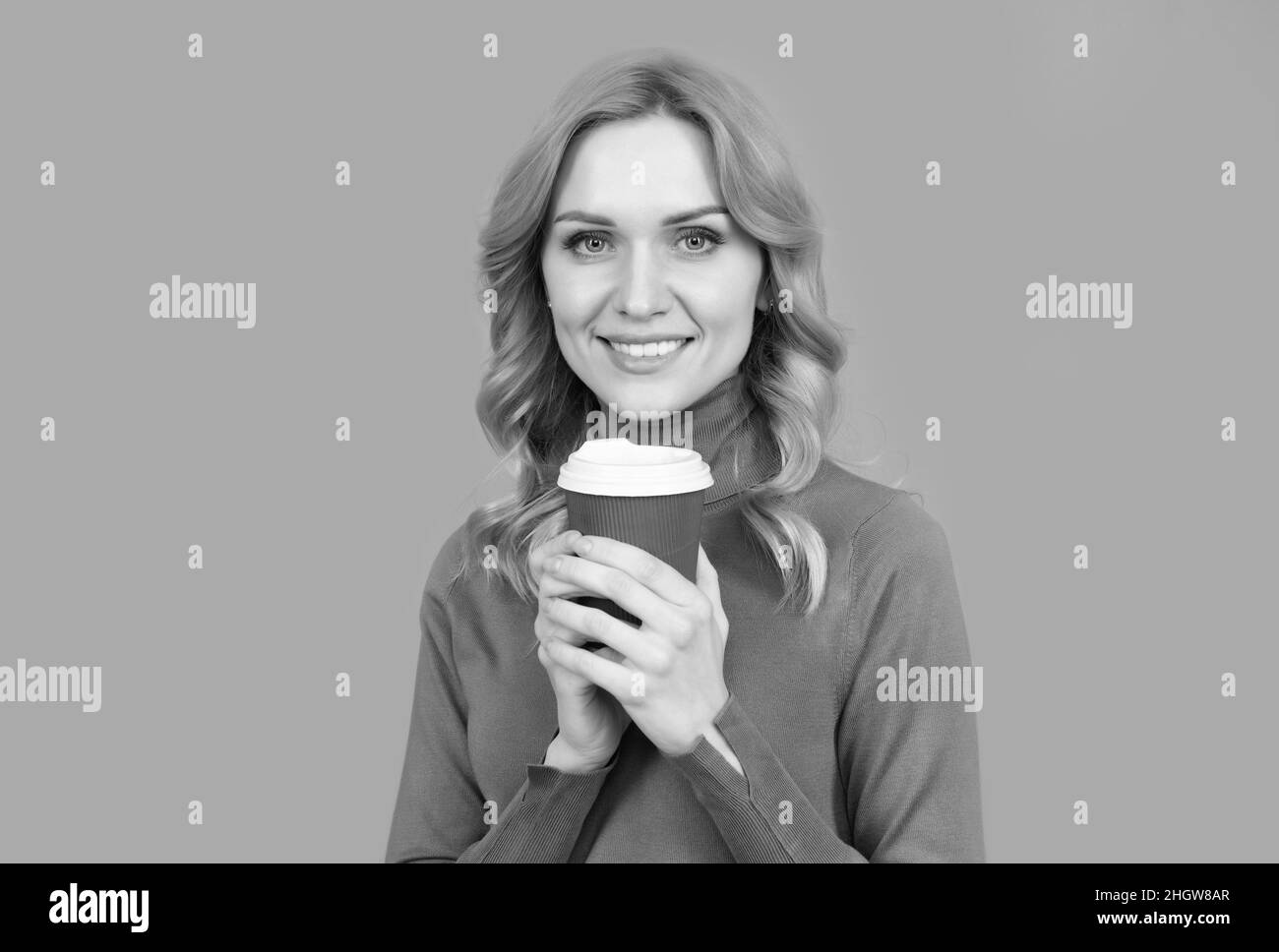 Koffein begeistert mich. Glückliche Frau halten Tasse grauen Hintergrund. Genießen Sie Koffein Getränk Stockfoto