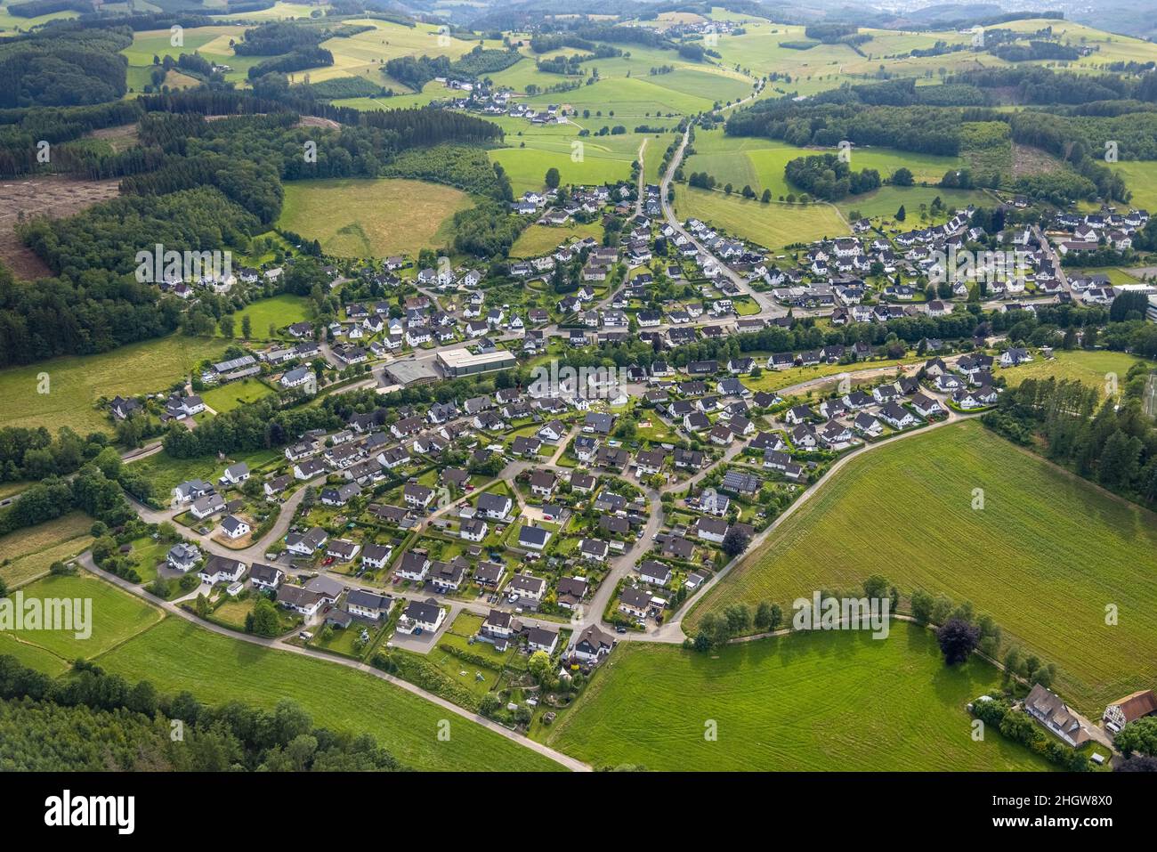 Luftaufnahme, Waldgebiet mit Waldschäden, Ortsansicht Hützemert, Drolshagen, Sauerland, Nordrhein-Westfalen, Deutschland, Baumtod, Rindenkäfer-Staudamm Stockfoto