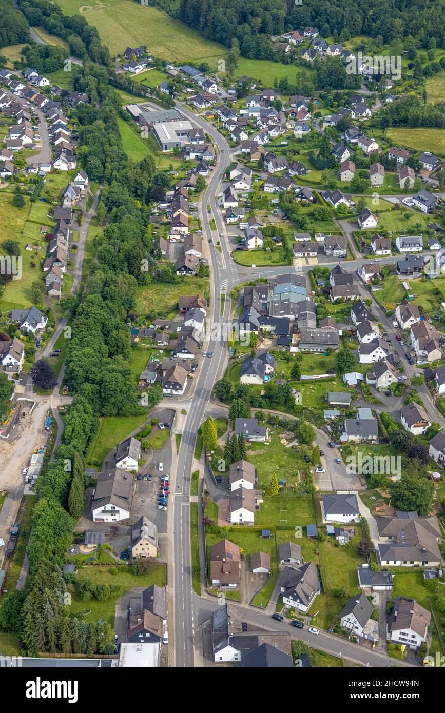 Luftaufnahme, Hauptstraße und Stadtansicht Hützemert, Drolshagen, Sauerland, Nordrhein-Westfalen, Deutschland, bundesstraße B54, DE, Europa, Grundsteuer, Stockfoto