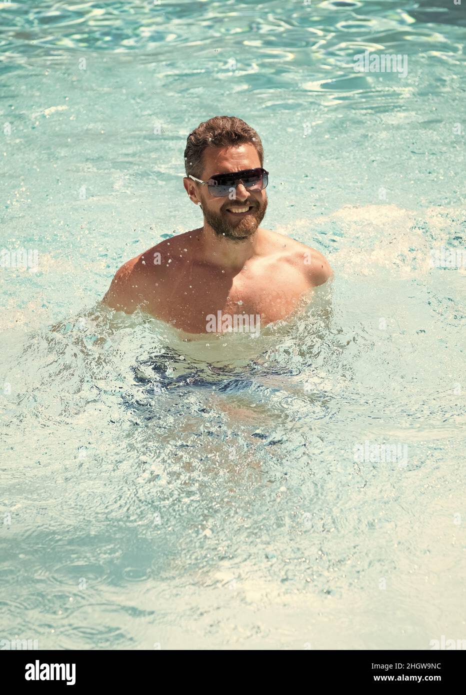 Sommerurlaub. Kerl tragen Brillen im Wasser. Freie Zeit und freier Tag. Entspannen. Stockfoto