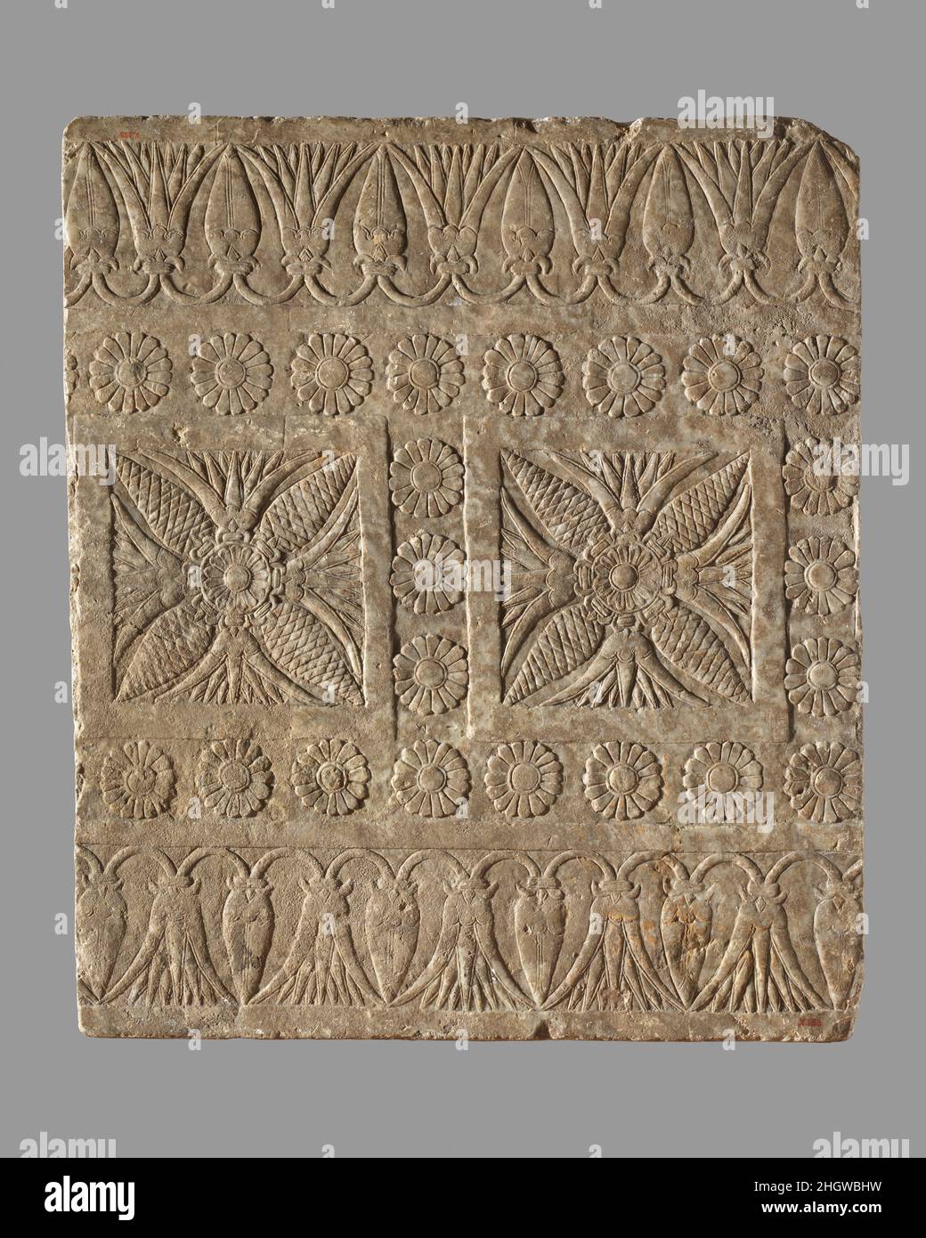 Schwellwertpflaster Platte mit einem Teppich Design ca. 7th. Jahrhundert v. Chr. Assyrisch Diese Türschwelle ist eines von mehreren Beispielen, die entworfen wurden, um einen Teppich zu imitieren, der in den Türöffnungen innerhalb der späteren assyrischen Paläste verwendet wurde. In gewisser Weise sind sie eine Lösung für das alltägliche praktische Problem der Teppichabnutzung in einem stark beanspruchten Raum (z. B. einer Tür), aber eine Lösung, die so deutlich teuer und arbeitsintensiv ist, dass es keinen Sinn macht, ihren Einsatz als praktische Maßnahme in der Realität zu sehen. Wie alle assyrischen Reliefs waren auch bei den Steinbrüchen, dem Transport und der Schnitzerei schwierige und zeitraubende Arbeiten zu verrichten. Sie hätten auch b Stockfoto