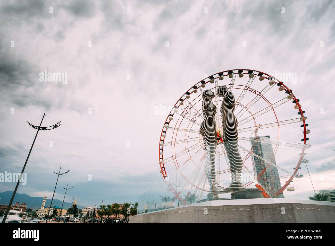 Batumi, Adjara, Georgia. Bewegte Metallskulptur von georgischen Bildhauer Tamara Kvesitadze im Jahr 2007, mit dem Titel man and Woman or Ali and Nino. Stockfoto