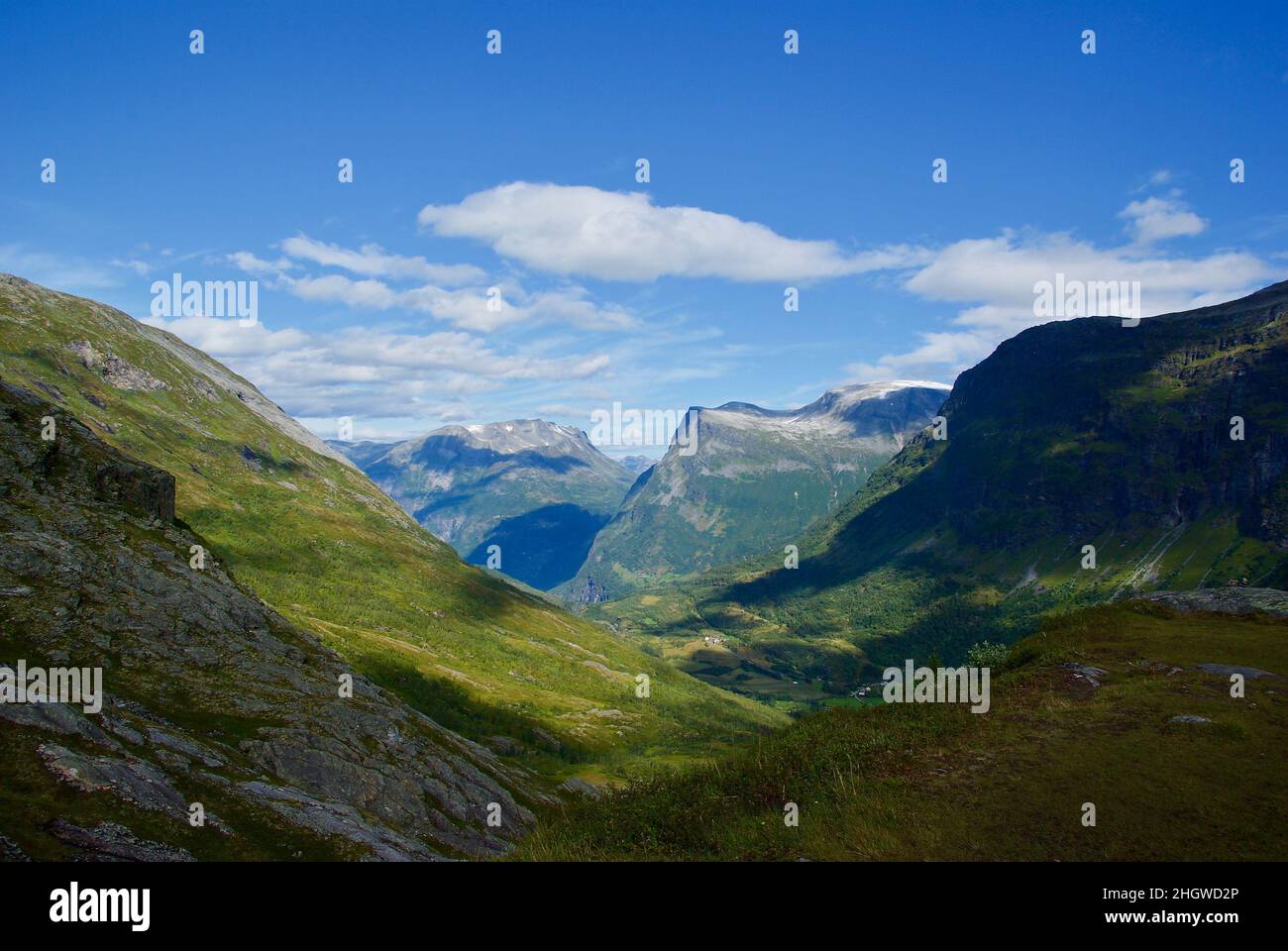 Berglandschaft im Sommer bei Geiranger in Møre Og Romsdal fylke in Norwegen. Stockfoto