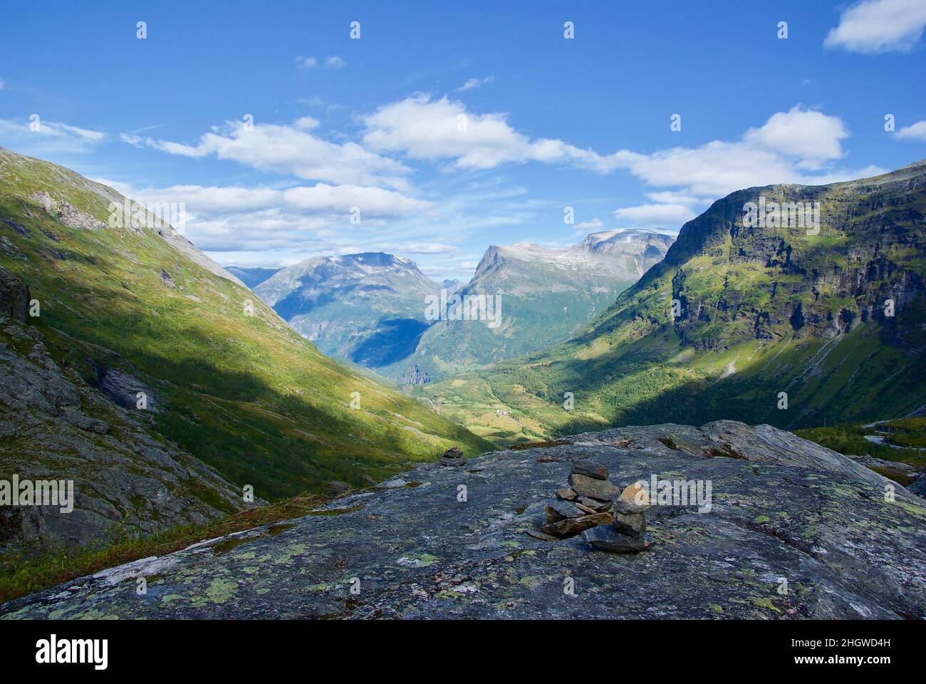 Bergige Landschaft bei Geiranger in Møre Og Romsdal fylke in Norwegen mit einem Steinhaufen im Vordergrund. Stockfoto