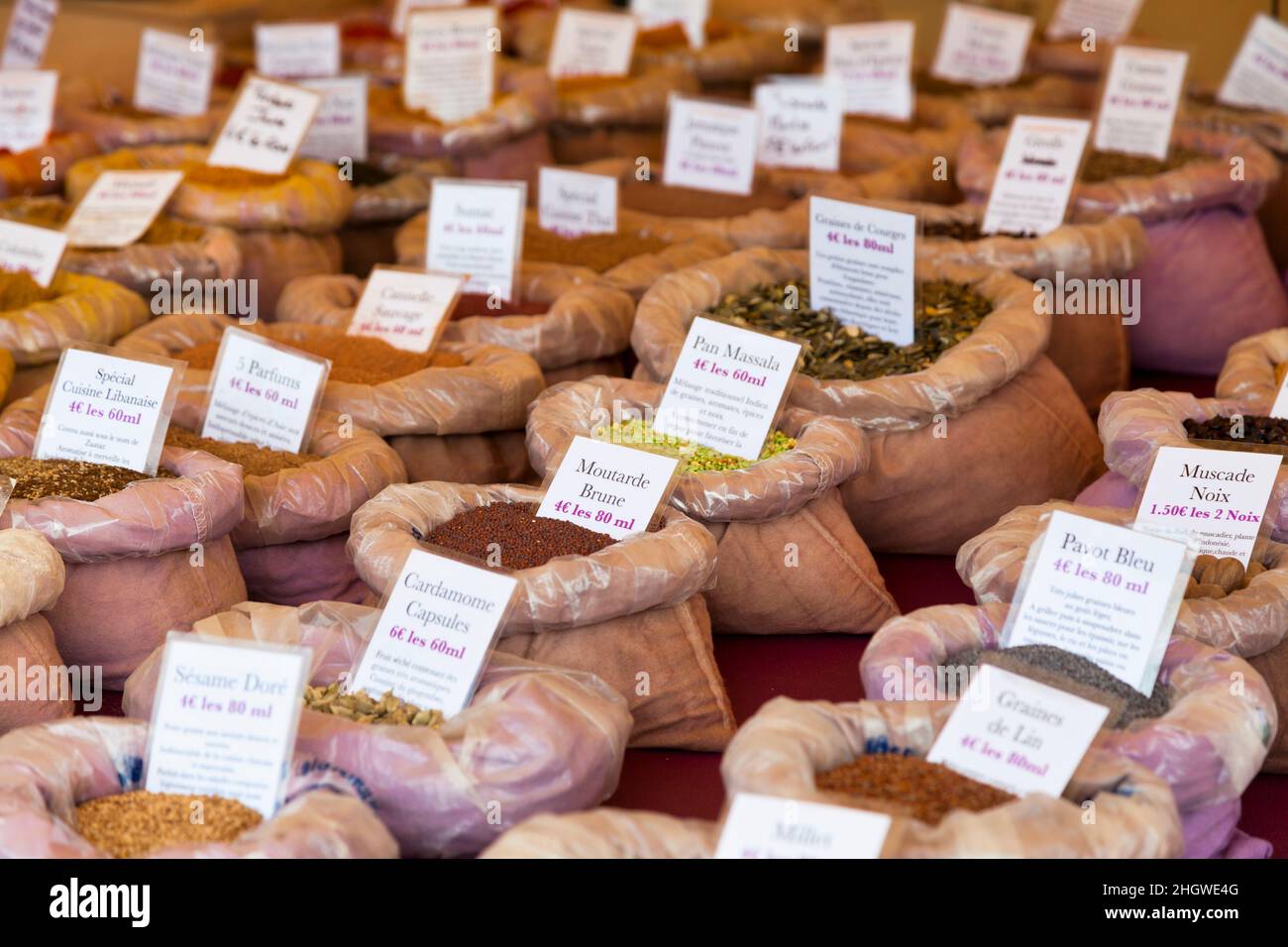 Verschiedene Beutel mit Gewürzen zum Verkauf auf einem Marktstand. Stockfoto