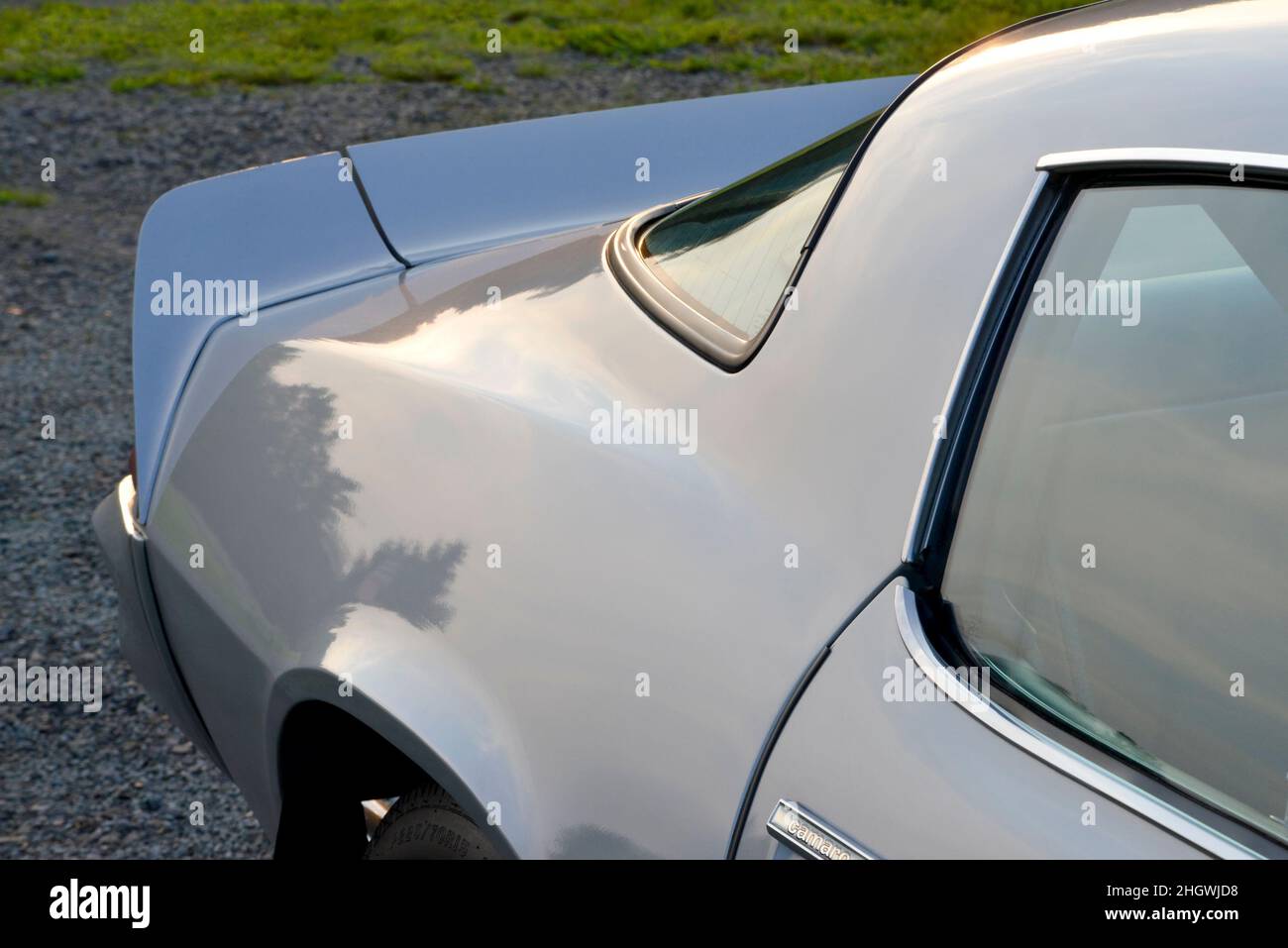 Heckspoiler auf einem silbernen 1981 Chevrolet Camaro Z28 in der Dämmerung. Stockfoto