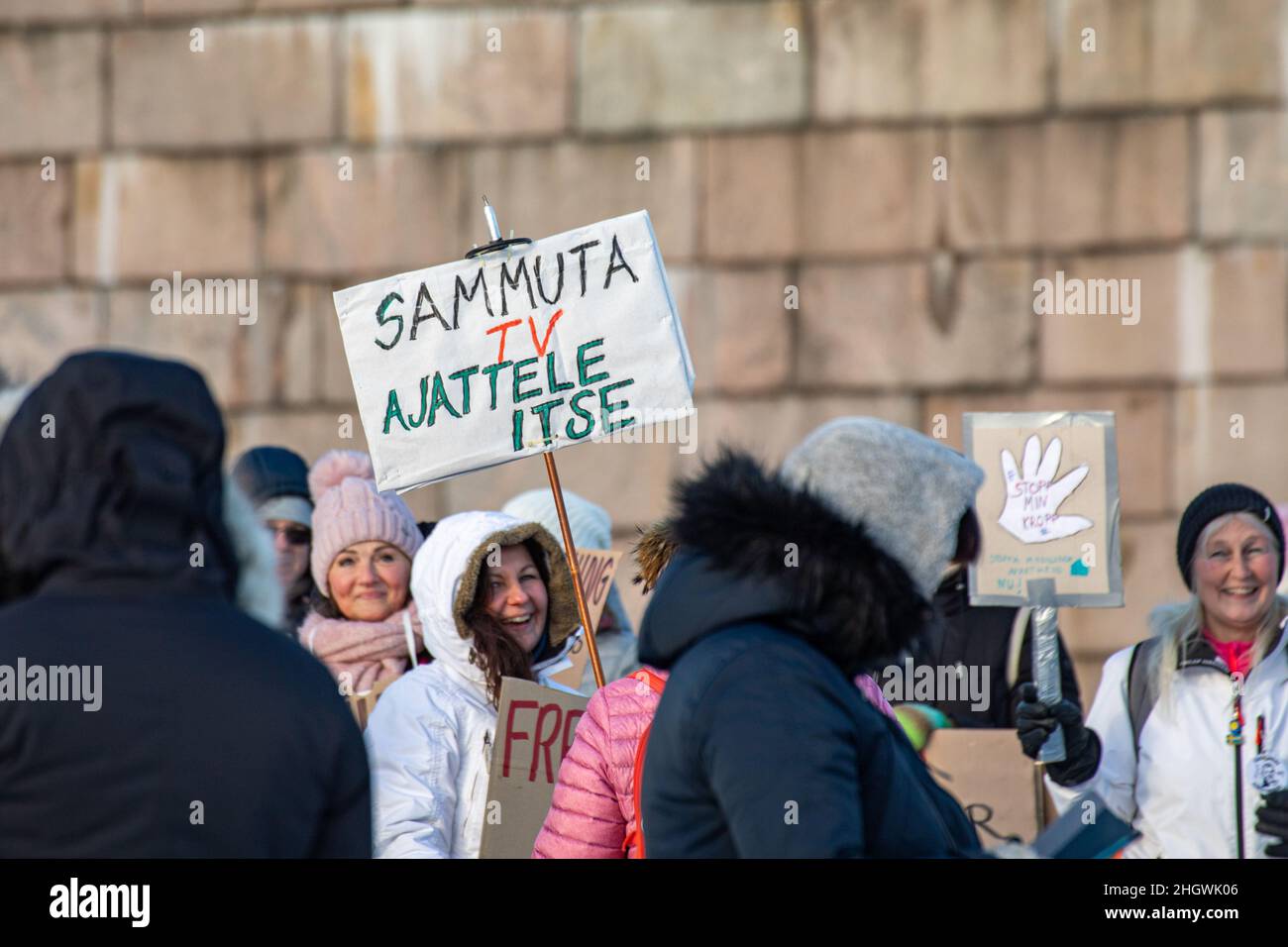 Menschen mit handgeschriebenen Zeichen protestieren auf dem Senatsplatz in Helsinki, Finnland, gegen die Beschränkungen des Corona-Virus Stockfoto