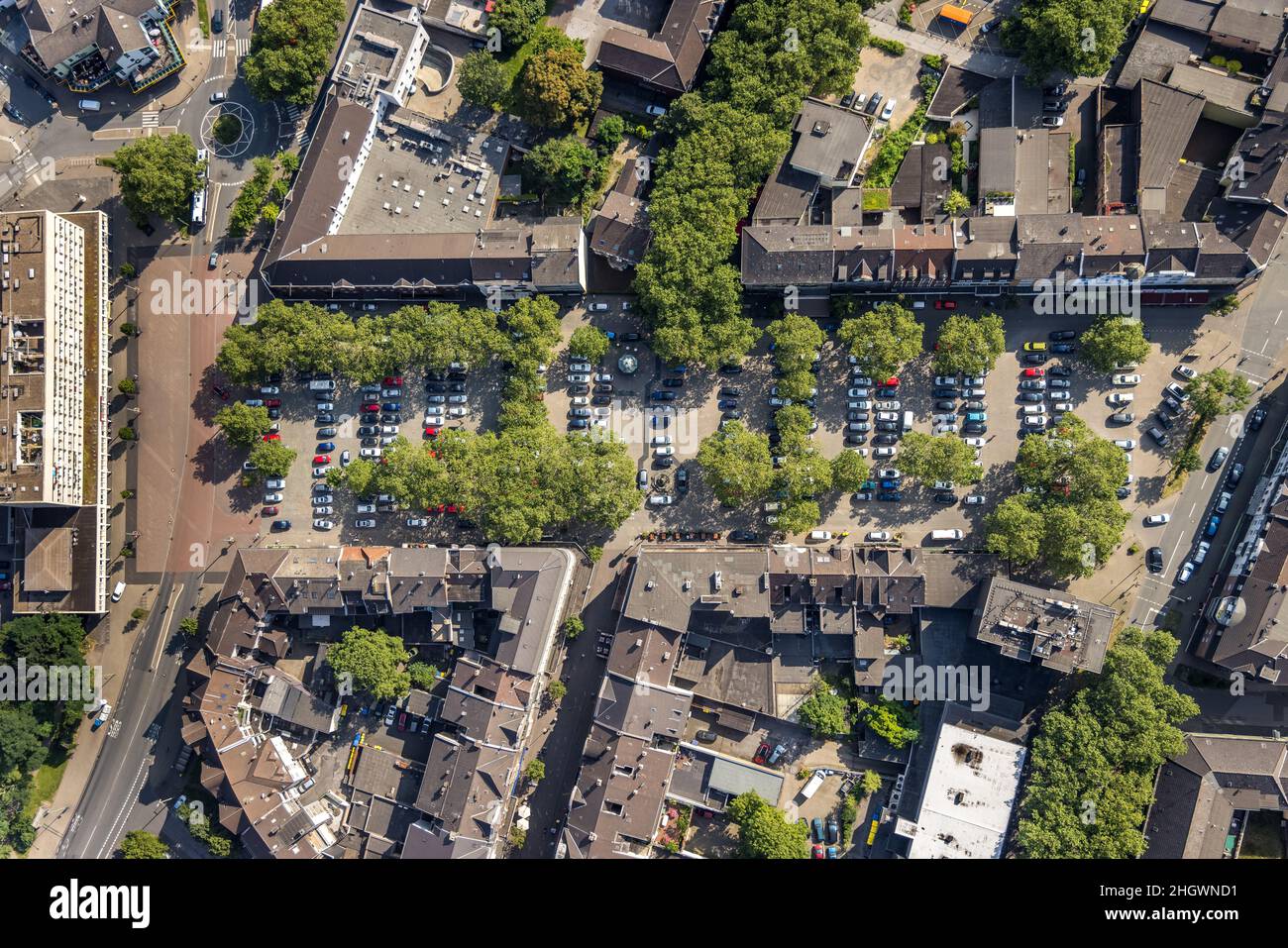 Luftaufnahme, Hamborn Alter Markt mit Parkplätzen und als Wochenmarkt genutzt, Zentrum von Alt-Hamborn, Duisburg, Ruhrgebiet, Nordrhein-Westfalen, Deutsch Stockfoto