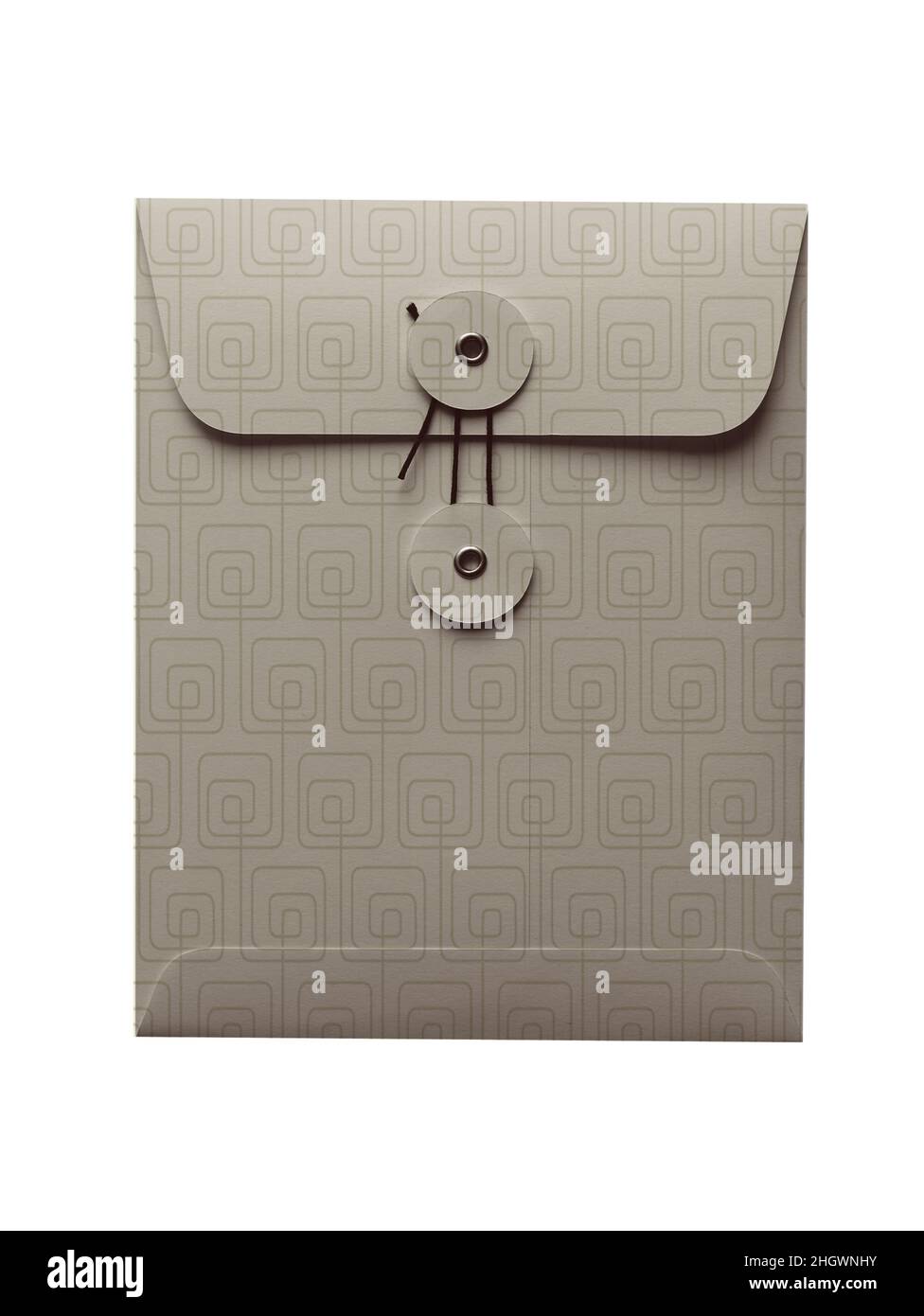 Eleganter String-Umschlag in beigen Farbtönen isoliert auf weißem Hintergrund. Kraftpapier in einem geometrischen Muster. Stockfoto