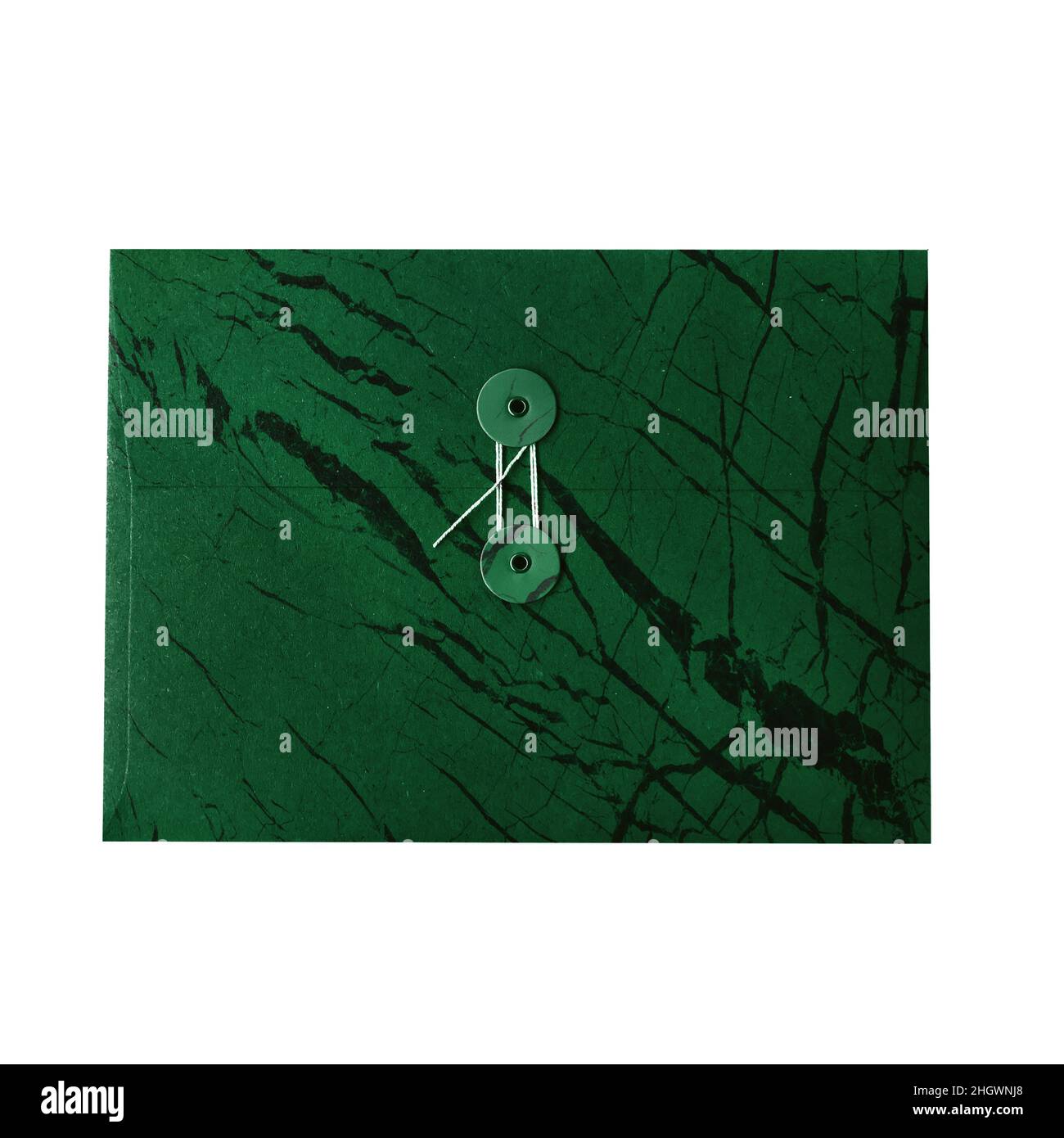 String-Umschlag im Vintage-Stil isoliert auf weißem Hintergrund. Grünes Marmormuster. Kraftpapier. Stockfoto