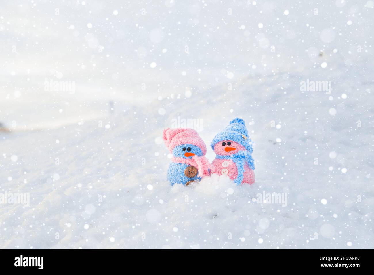 Niedliche hausgemachte Schneemänner mit Tüchern und Hüten. Winter's Tale. Grußkarte mit Kopierplatz. Winterhintergrund. Stockfoto