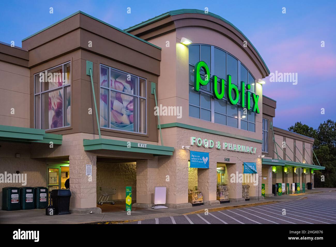 Publix Food and Pharmacy in der Abenddämmerung in Phenix City, Alabama. (USA) Stockfoto