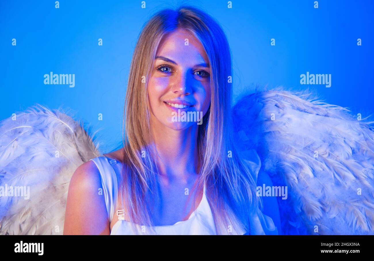 Valentines Engel Mädchen. Valentinstag Amor. Lächelnde Frau mit weißen Flügeln in Neon. Stockfoto