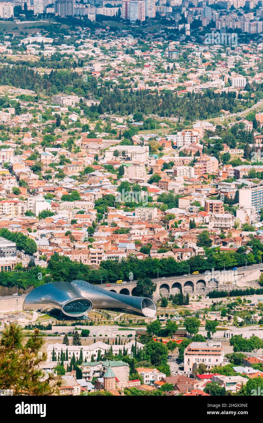 Tiflis Georgien. Luftaufnahme Des Neuen Kulturzentrums, Rike Park, Stein Baratashvili Aufstieg Sonnigen Sommer Stockfoto