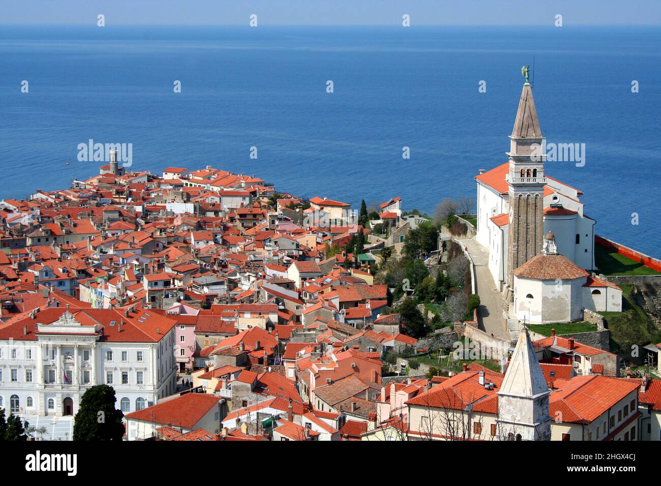 Panoramablick auf das schöne Dorf Piran und die Adria in Slowenien. Piran im Südwesten Sloweniens am Golf von Piran an der Adria. Stockfoto