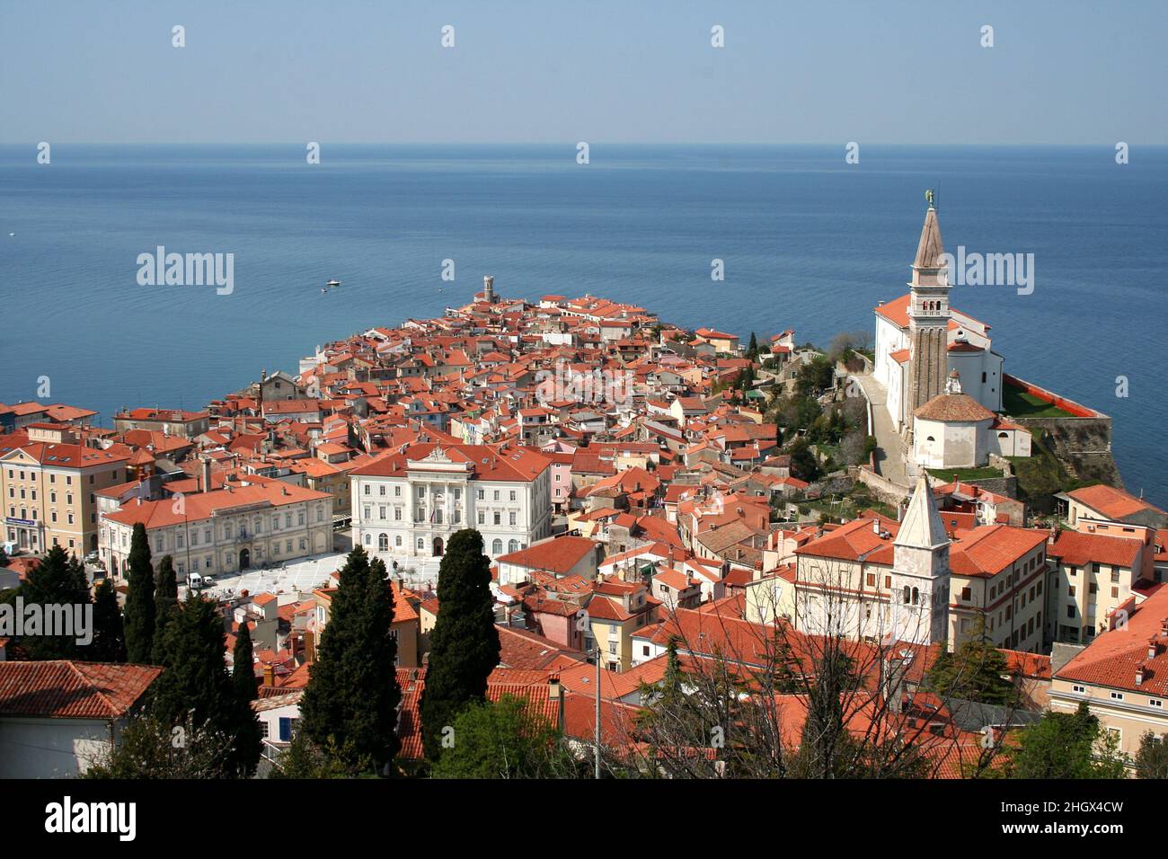 Panoramablick auf das schöne Dorf Piran und die Adria in Slowenien. Piran im Südwesten Sloweniens am Golf von Piran an der Adria. Stockfoto