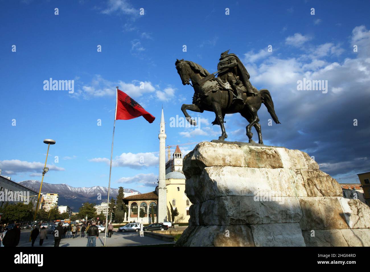 Skanderbeg Statue und Ethem Bey Moschee in Tirana, Albanien. Das Denkmal wurde im Jahr 1968 eingeweiht. Stockfoto