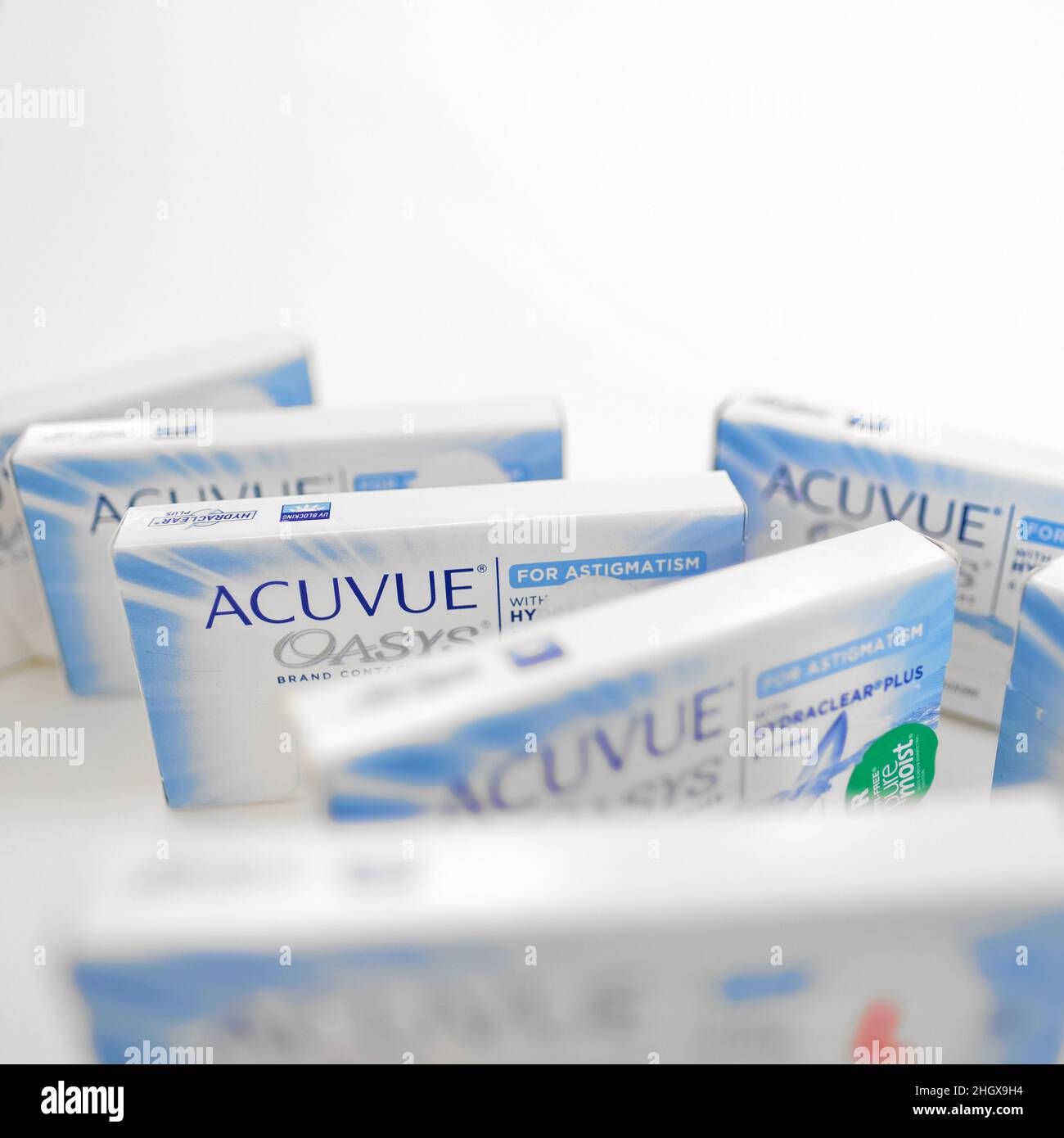 Boxen von Acuvue Oasys Marke Kontaktlinsen für Astigmatismus auf weißem  Hintergrund Stockfotografie - Alamy