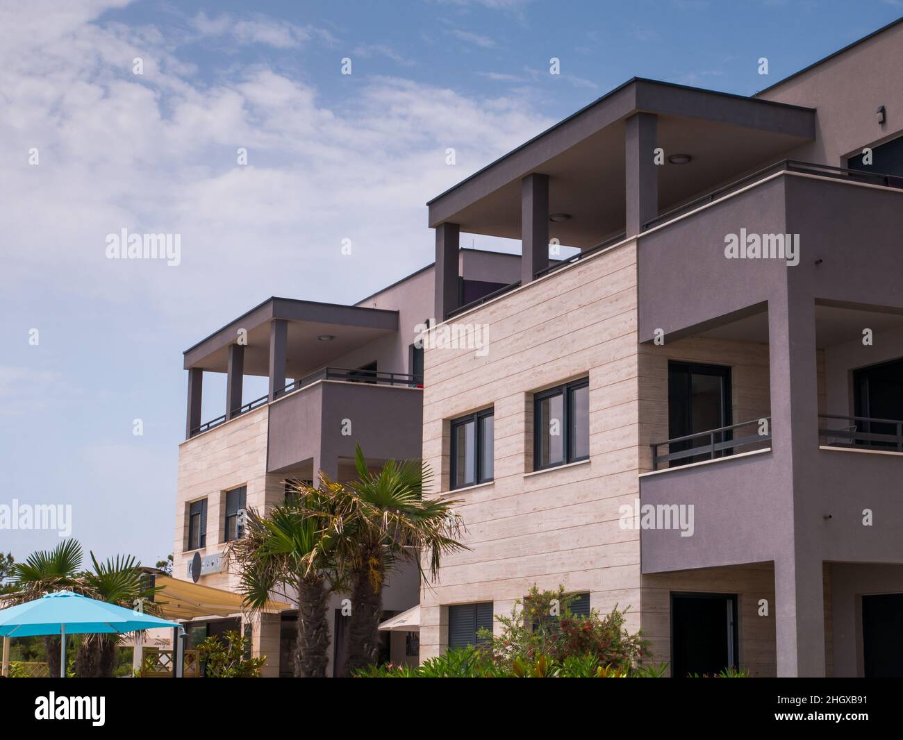 Wohngebäude an der Adriaküste. Ferienwohnungen im südlichen Teil von Vir, Kroatien. Konzept von Tourismus, Urlaub, Urlaub. Stockfoto