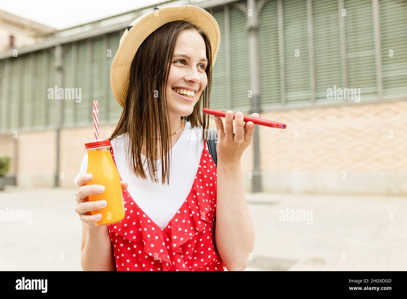 Fröhliche Frau mit Handy in der Stadt Straße Stockfoto