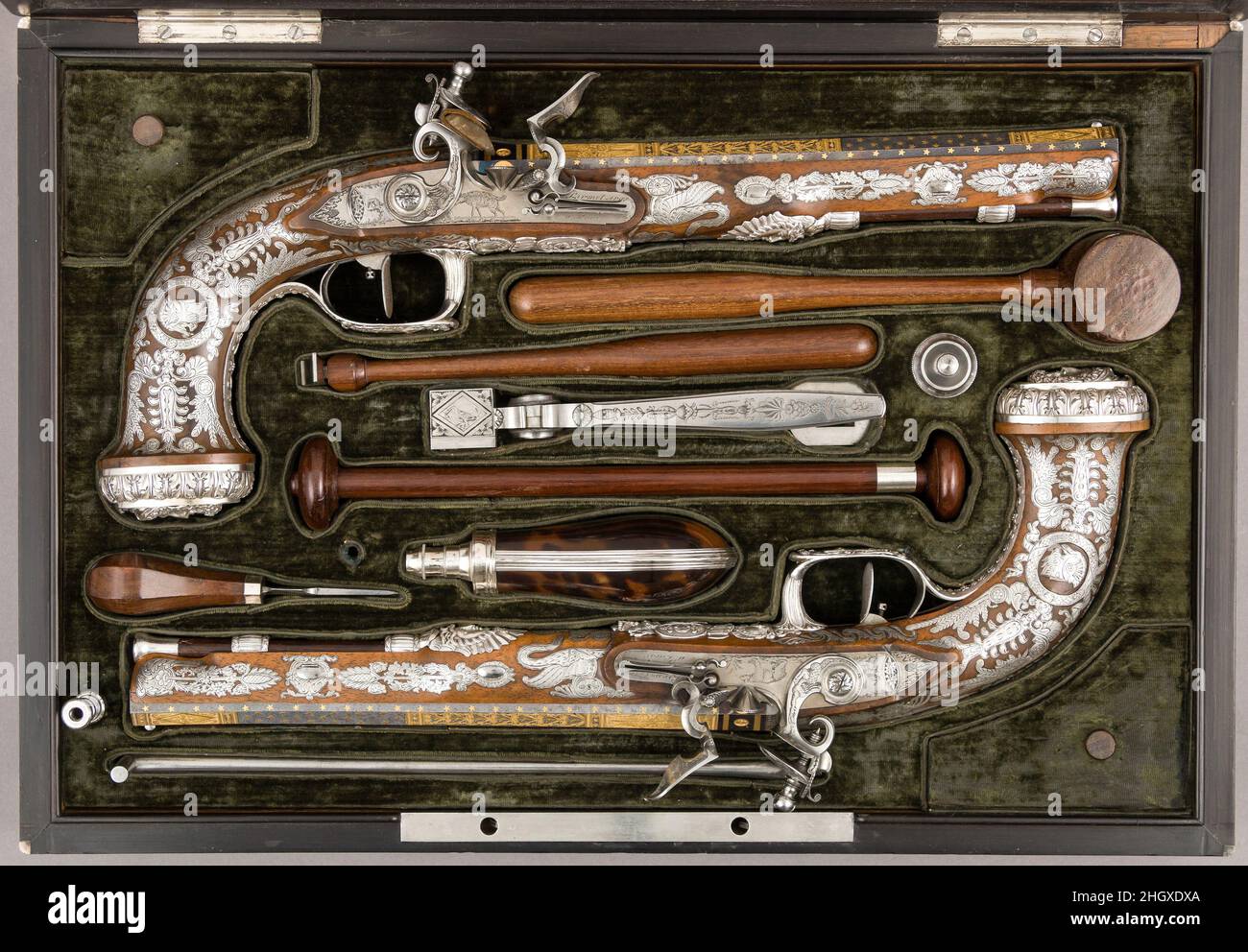 Verrohrt Paar Flintlock Pistolen mit Zubehör ca. 1810 François Pirmet Französisch die Schlösser tragen den Namen Pirmet, aber die silbernen Reittiere sind von seinem Zeitgenossen Nicolas Noël Boutet geprägt. Verrohrt Paar Flintlock Pistolen mit Zubehör. Französisch, Paris. Ca. 1810. Stahl, Gold, Holz (Nussbaum, Mahagoni), Silber, Schildpatt, Samt. Paris. Schusswaffen-Pistolen Stockfoto