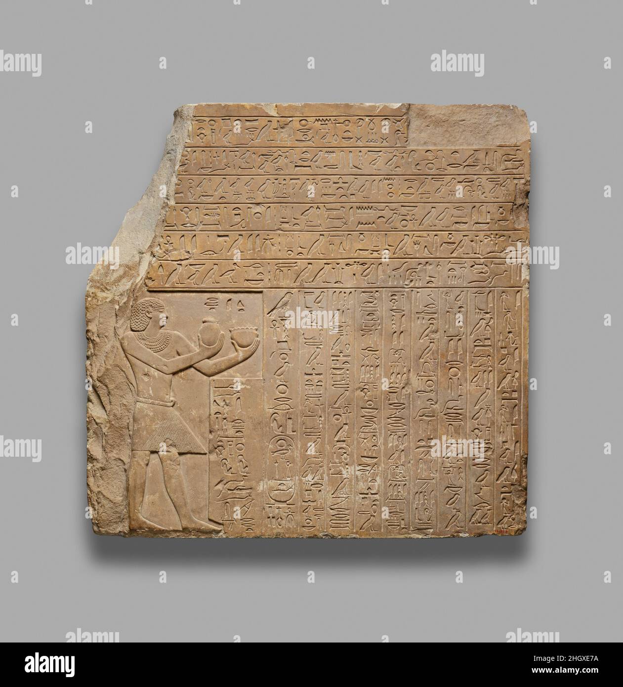 Stela von König Intef II. Wahankh ca. 2108–2059 v. Chr. erste mittlere Periode Horus Wahankh Intef II. War der dritte König der Dynastie 11, einer Zeit, in der Ägypten nicht unter einem Herrscher vereint war. Intef II. Führte zahlreiche Kämpfe mit den rivalisierenden Herrschern von Heracleopolis (der Hauptstadt des nördlichen Teils des Landes) durch und sicherte sich schließlich die Kontrolle über Südägypten, von Abydos bis Assuan. Dies legte den Grundstein für die Wiedervereinigung des Landes unter König Mentuhotep II. (07.230.2; 26,3.29)Diese Stele war wahrscheinlich eine von mehreren kleinen Stelen, die im Hof seines Grabes in Theben aufgestellt wurden. Die KI Stockfoto