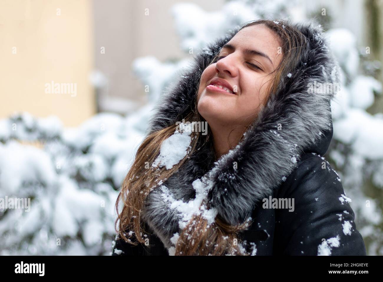 Teen Mädchen spielen mit Schnee in verschneiten Winter Park tragen warme Kleidung Stockfoto