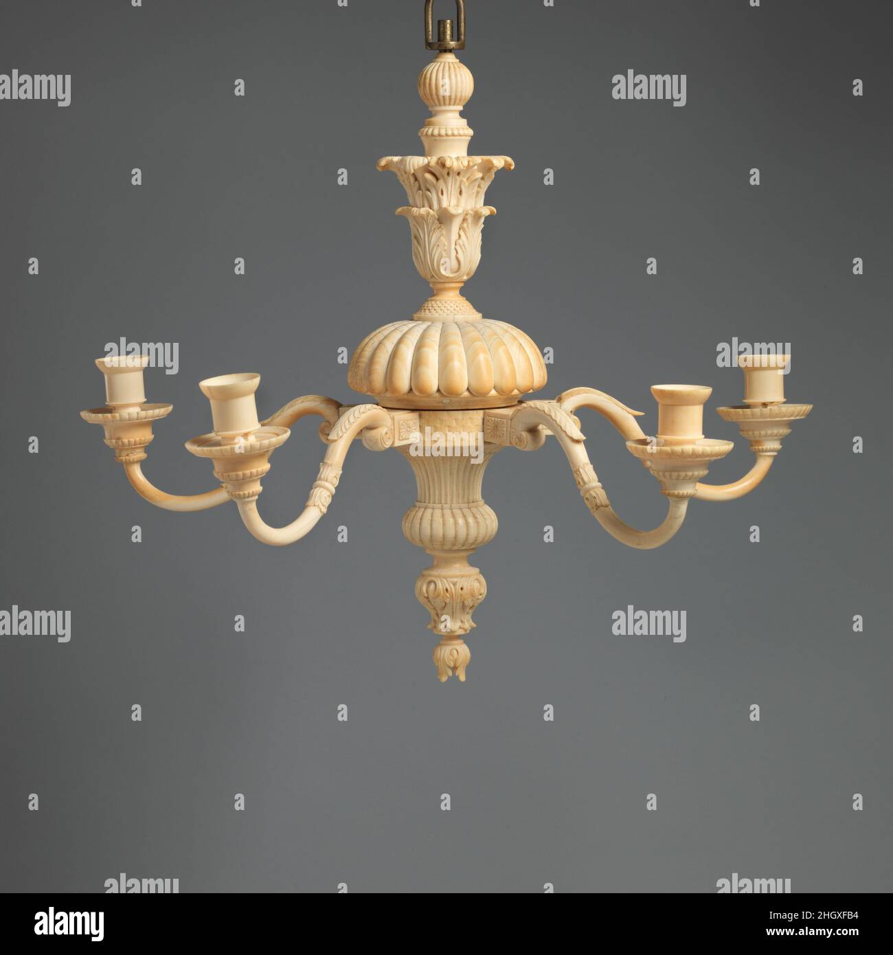 Kronleuchter Ende des 18th. Jahrhunderts möglicherweise indisch die allgemeine Form dieses Lüsters folgt einem hölzernen Typ Strom in England um 1700, aber die Rosetten an der Unterseite jedes Armes und die Sicke um das Endteil sind neoklassische Details, die im 1770s stilvoll wurden. Kronleuchter. Möglicherweise indisch. Ende 18th. Jahrhundert. Elfenbein. Natürliche Substanzen-Elfenbein Stockfoto