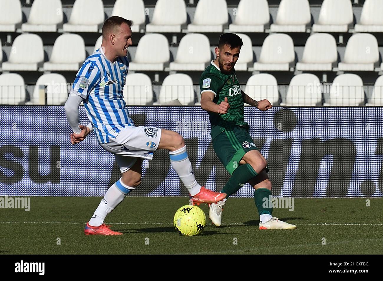 Stadio Paolo Mazza, Ferrara, Italien, 22. Januar 2022, Marius Marin (Pisa) in Aktion behindert durch Lorenzo Maria Dickmann (Spal) während des Spiels SPAL gegen AC Pisa - Italienischer Fußball Serie B Stockfoto