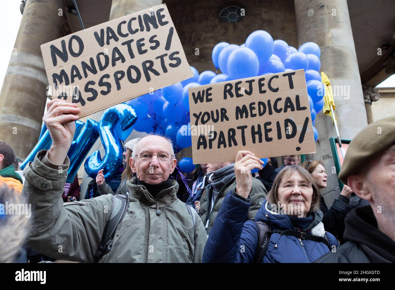 Die Demonstranten sahen während der Demonstration Plakate mit den Aufstellungen "Keine Impfvorschriften oder Pässe" und "Wir lehnen Ihre medizinische Apartheid ab!".bis zum 2022. April werden 100k Mitglieder des NHS vollständig geimpft sein oder ihren Arbeitsplatz verlieren müssen. Angesichts dieser drakonischen Forderung haben sich Krankenschwestern des NHS zusammengeschlossen, um gegen solchen Zwang zu protestieren, ihre medizinische Freiheit zu verteidigen und die Regierung für eine totale Misshandlung der Gesundheitshelfer im Zusammenhang mit der Pandemie zu beschuldigen. Andere Anti-Blockierung- und Anti-Impfstoff-Gruppen haben gemeinsam gegen die von der Regierung verhängten Beschränkungen protestiert und drohen dies Stockfoto