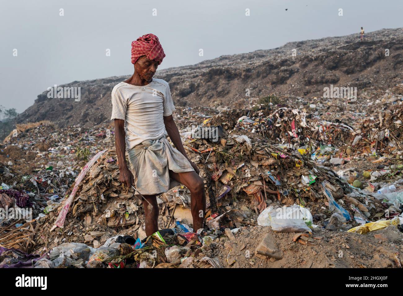 Dalit-Arbeiter sammeln und sortieren Abfall in der Müllstadt, der größten Deponie in der indischen Stadt Kalkutta Stockfoto