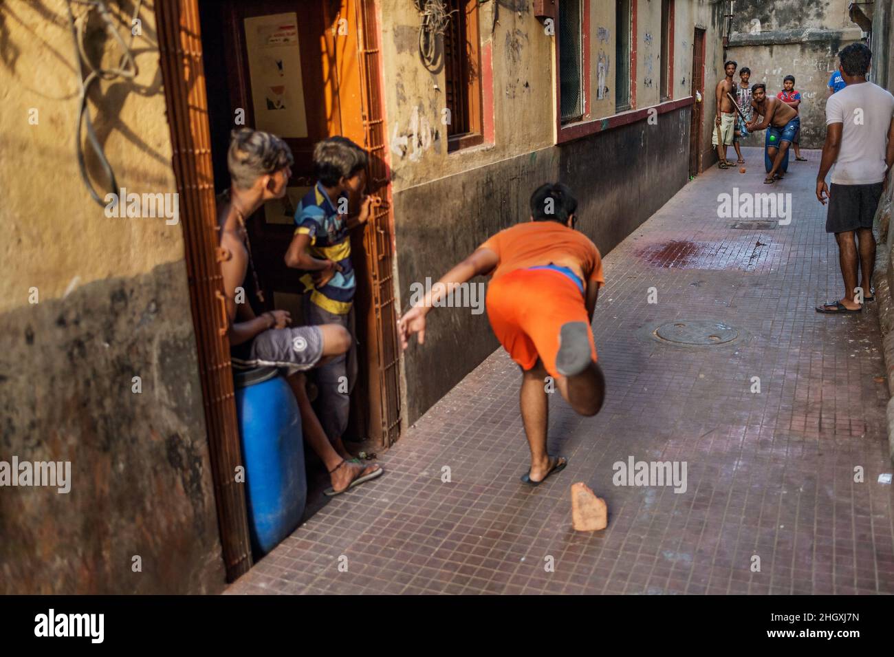 Jungs spielen Cricket in den Straßen von Kalkutta, Indien Stockfoto