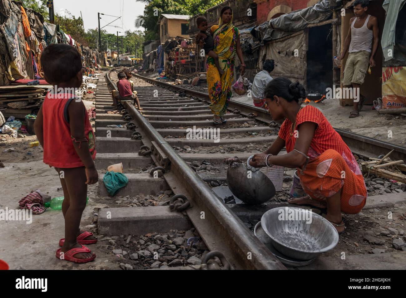 Dalit (Unberührbare) Menschen im Slum des Krematorium, in der Nähe der Eisenbahn, in Kalkutta, Indien Stockfoto
