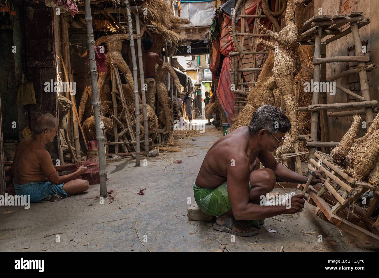 Handwerker bei der Arbeit in Kumartuli, dem Statuenbezirk, der bei den religiösen Festen der hindus entlang des heiligen Flusses Ganges in Kalkutta, Indien, verwendet wird. Stockfoto